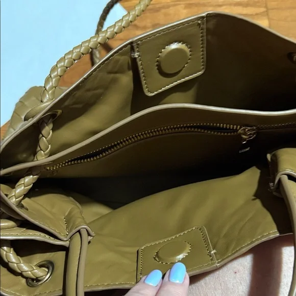 Elegant Tan Woven Handbag - Picture 2 of 9